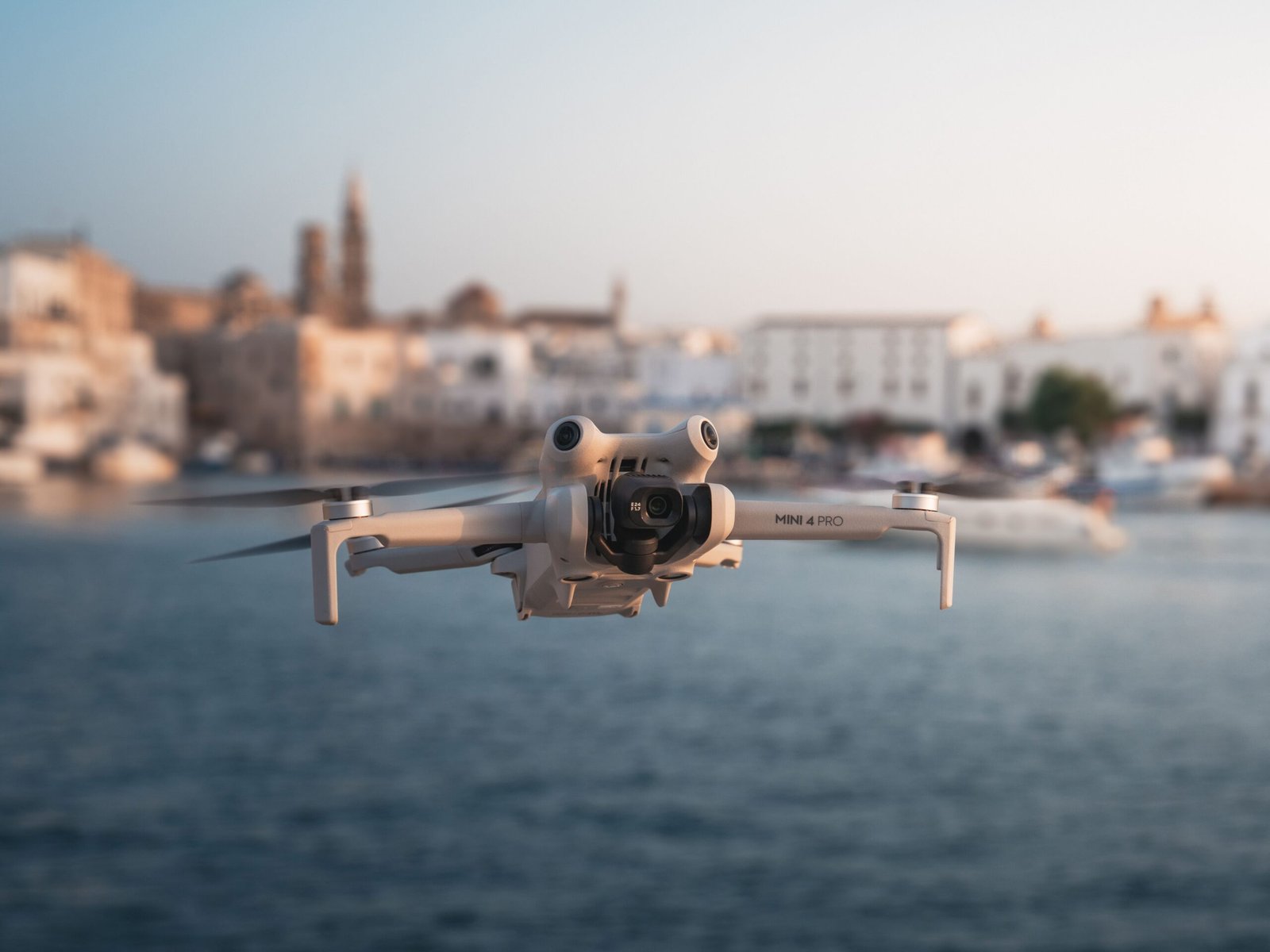 El nuevo dron DJI Mini 4 Pro.
DJI ha presentado el dron DJI Mini 4 Pro, la solución aérea "todo en uno" que integra tecnología de detección de obstáculos omnidireccional, así como transmisión de vídeo HDR en 4K/60 fps, permitiendo a los usuarios "canalizar su creatividad hacia iniciativas inolvidables".